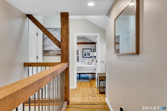 Building Photo - 736 Main St