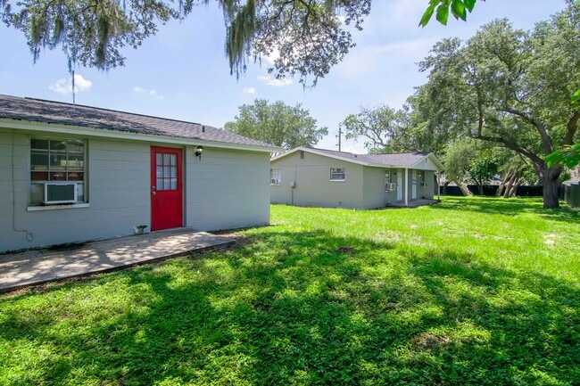 Building Photo - Great Location - 1 Bedroom 1 Bath Duplex w/ Backyard