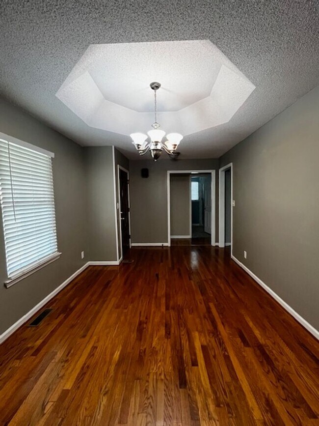 Building Photo - ***COMING SOON, JUNE 1ST*** 3 Bedroom 2 Bath house with attached garage, sun room, large back deck