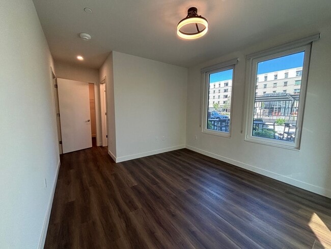 Building Photo - Bright South Corner Home with Park Views –...