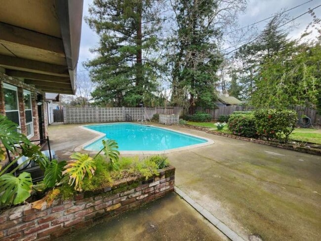 Building Photo - Move In Special: Central Roseville, Pool, Gardner Single Story Large Yard,  3 bedrooms, 2 baths, ...