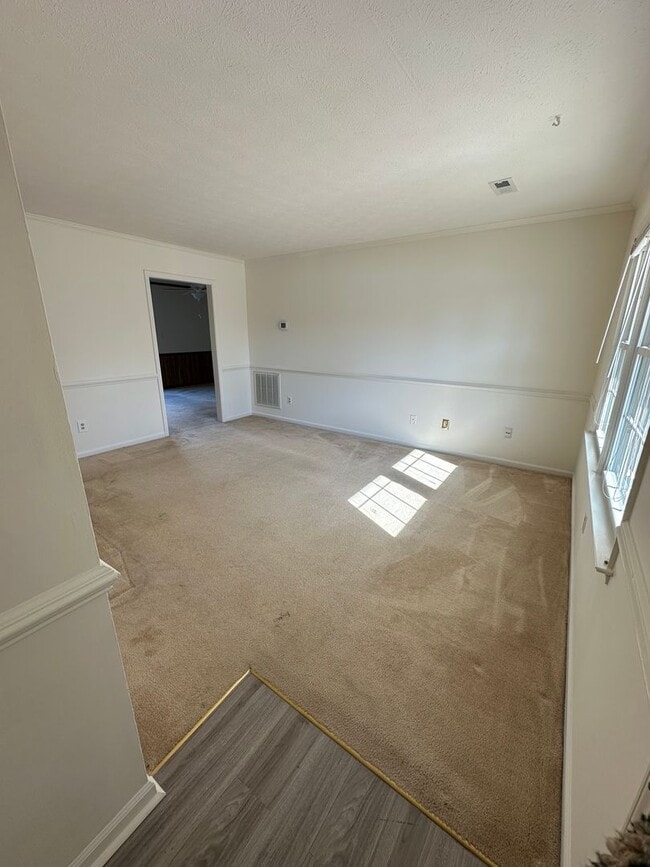 Building Photo - Located in Close Proximity to City Center.