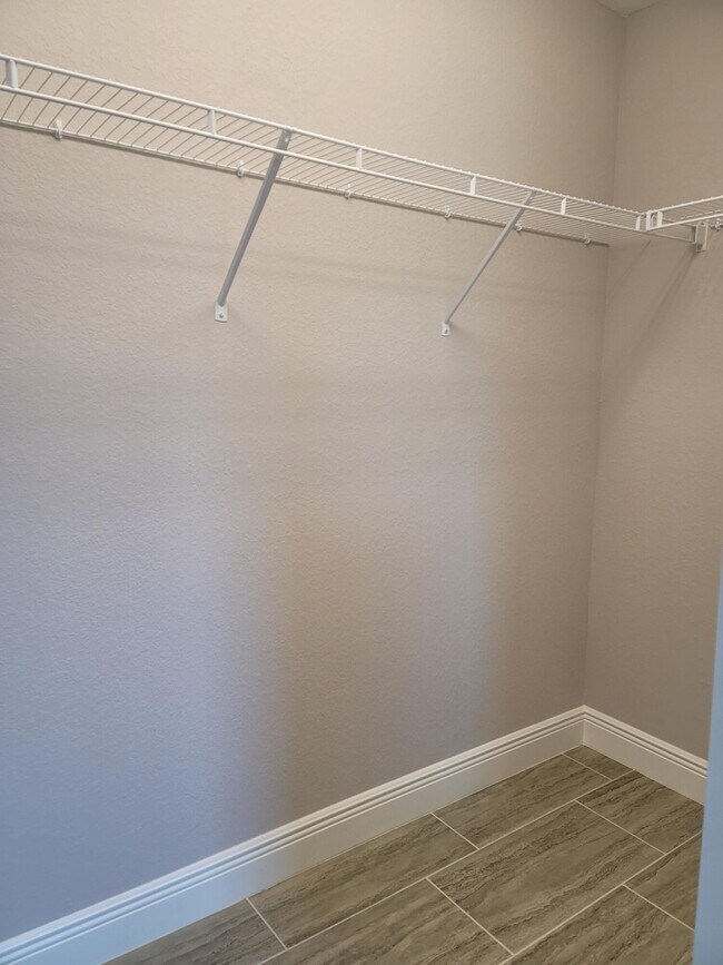 Building Photo - 459 SW Paar Dr