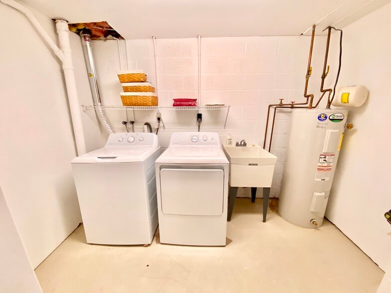 Laundry room - 1984 Cricklewood Cv