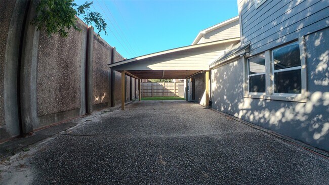 Building Photo - 10326 Meadow Lake Ln