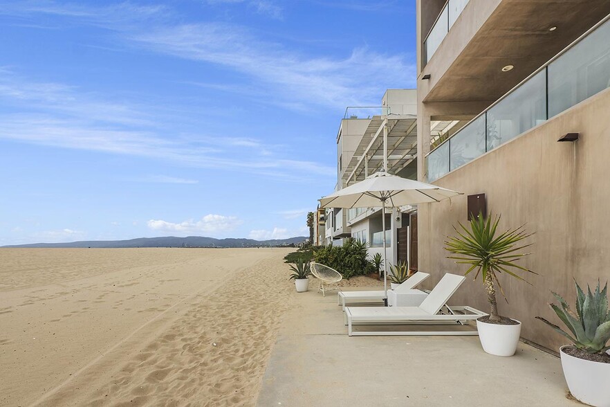 Building Photo - 4715 Ocean Front Walk