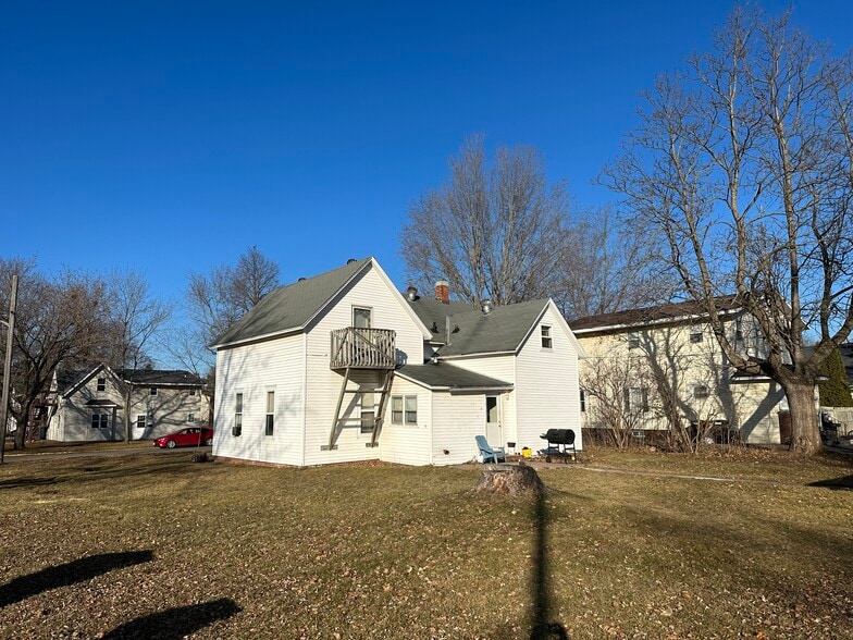 Building Photo - 1620 6th St E