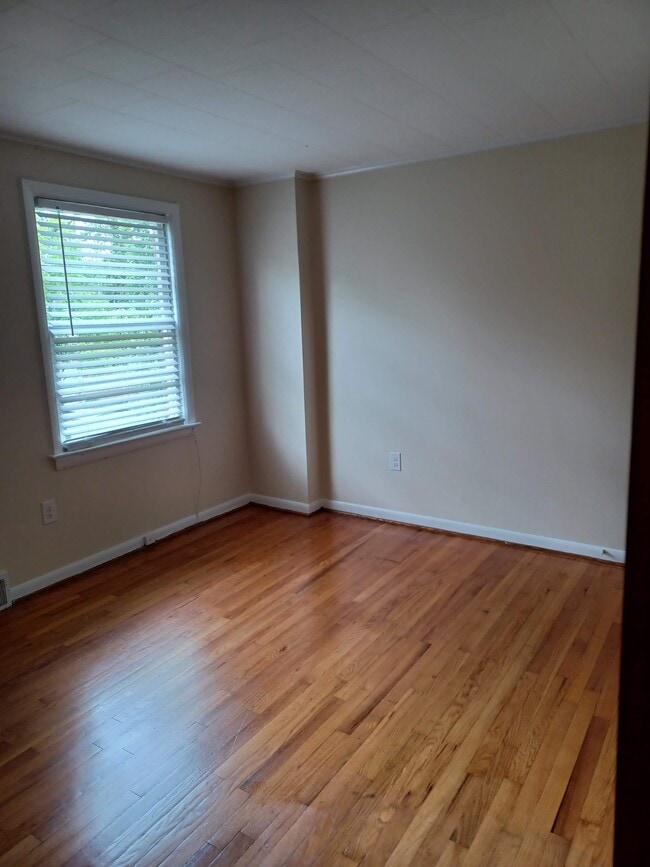 Building Photo - 222 E Whitlock Ave