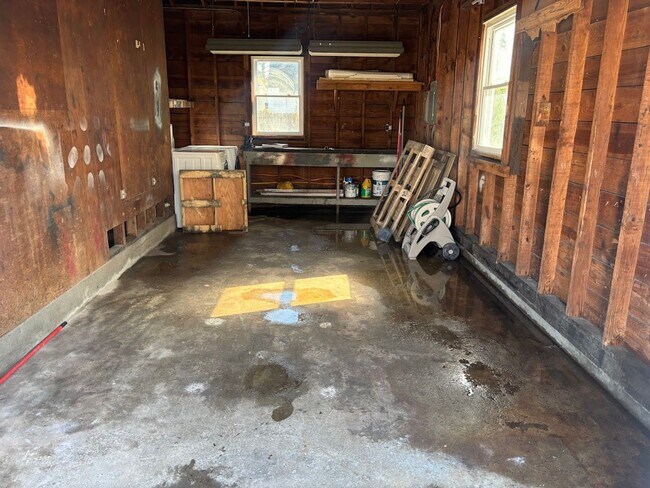 Building Photo - 4745 Lind St