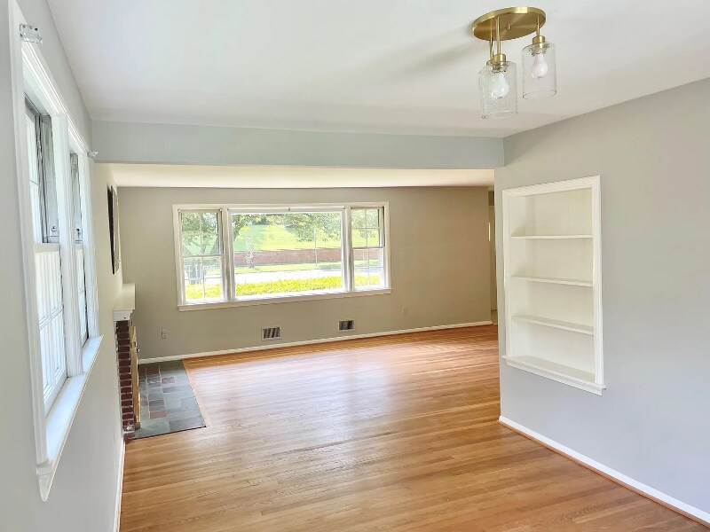 Building Photo - 4907 Elsmere Ave