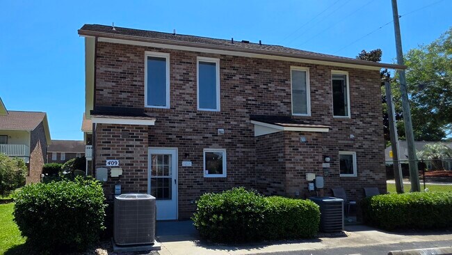 Building Photo - 409 Garden Dr