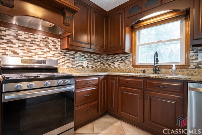 Building Photo - 1500 Crooked Creek Rd
