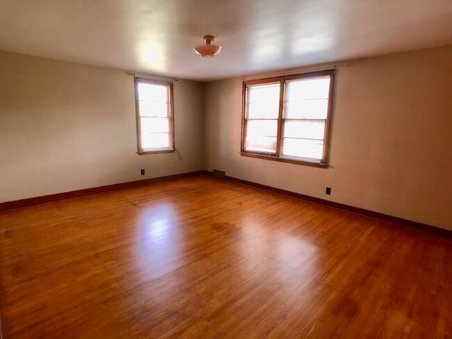 Building Photo - WOODLAND - Brick, 2 Bedroom Duplex, Move-In Ready!