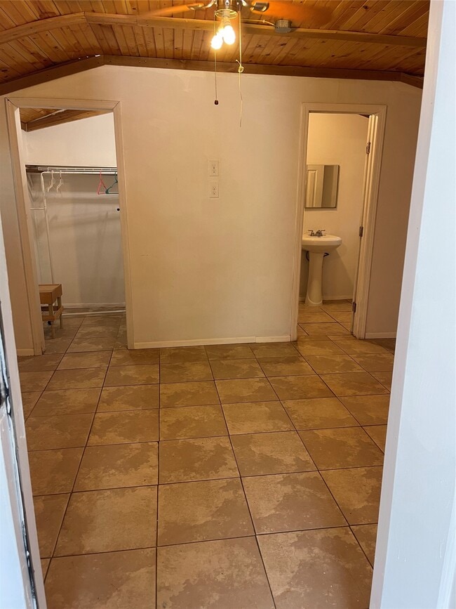 Building Photo - 1407 1/2 Godwin St