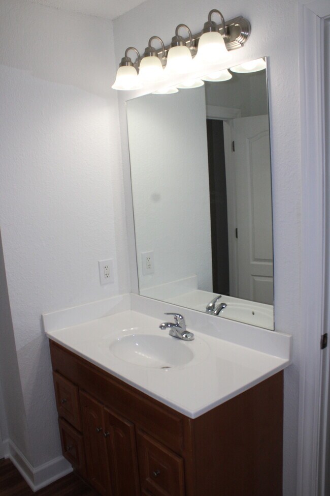 Building Photo - Beautiful 3 bedrooms and 2.5 baths with vanity in ALL ELECTRIC townhome in Blue Springs, MO