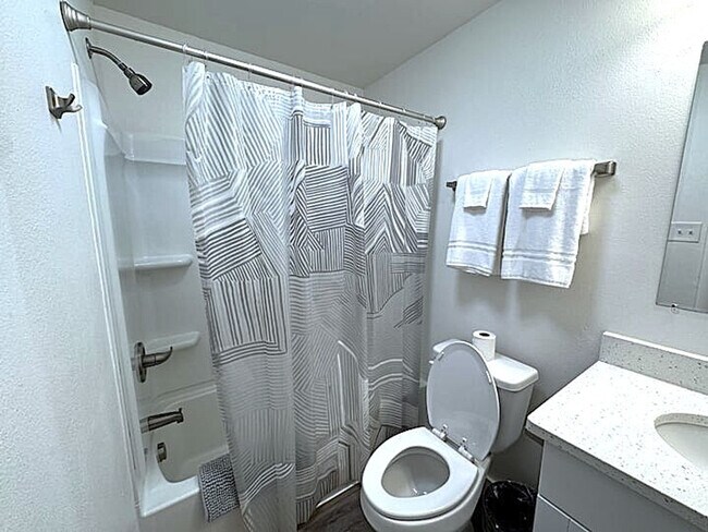 Building Photo - 802 S Elm St