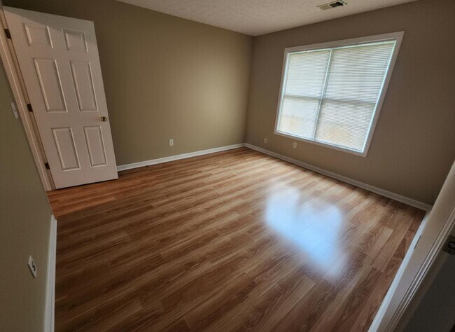 Building Photo - 3020 Oak Meadow Dr