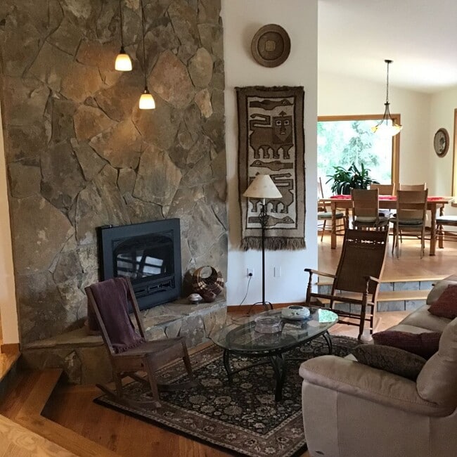 Building Photo - SEASONAL FURNISHED SHORT TERM RENTAL Offering Great Vibe! ALL UTILITIES PAID BY THE SELLER...