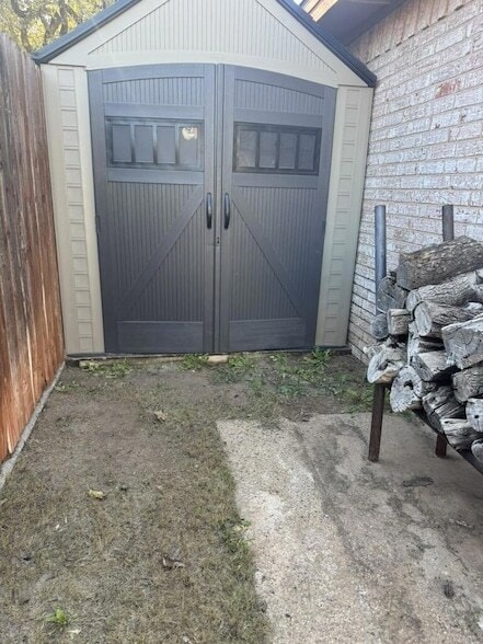 Building Photo - 403 Crenshaw Dr