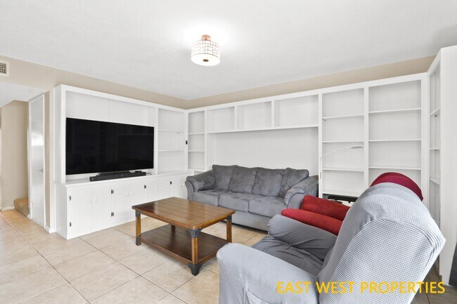 Building Photo - 2409 Sommerset Dr