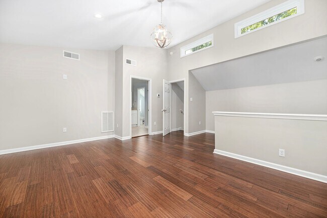 Building Photo - Renovated Home just minutes from Uptown!