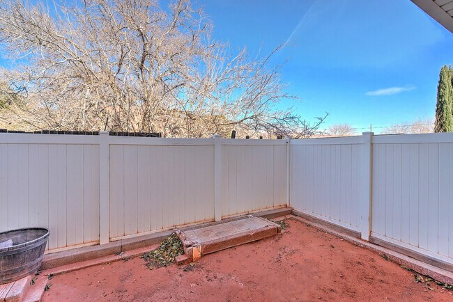 Building Photo - Utilities Included! Beautiful 2 Bedroom Townhome in Ivins