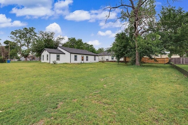 Building Photo - Beautifully Remodeled Home for Rent – Plenty of Space Inside & Out!
