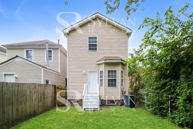 Building Photo - The living is easy in this 3 bedroom, 2.5 ...