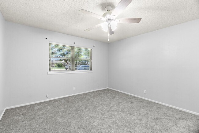 Building Photo - 2405 Emerson Ct