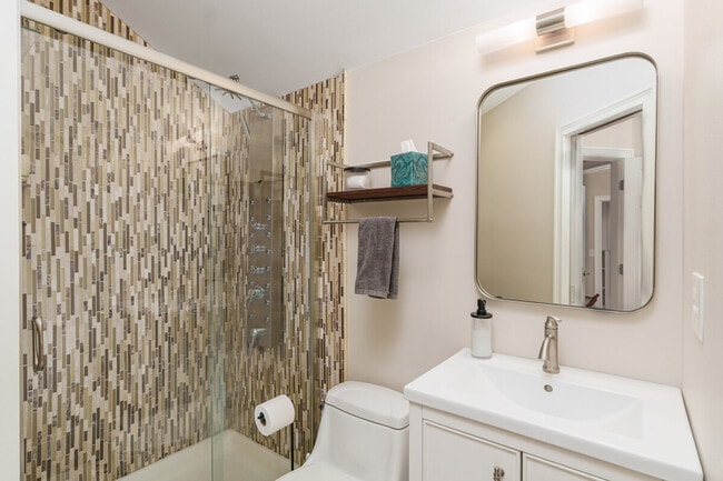 Building Photo - 99 W Circular St