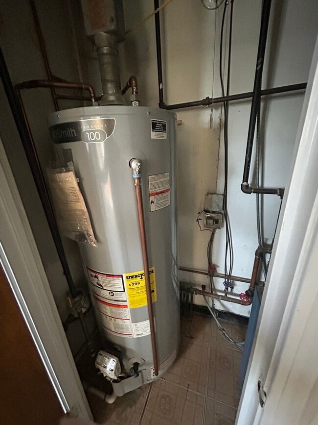 Building Photo - 946 E Grant Dr