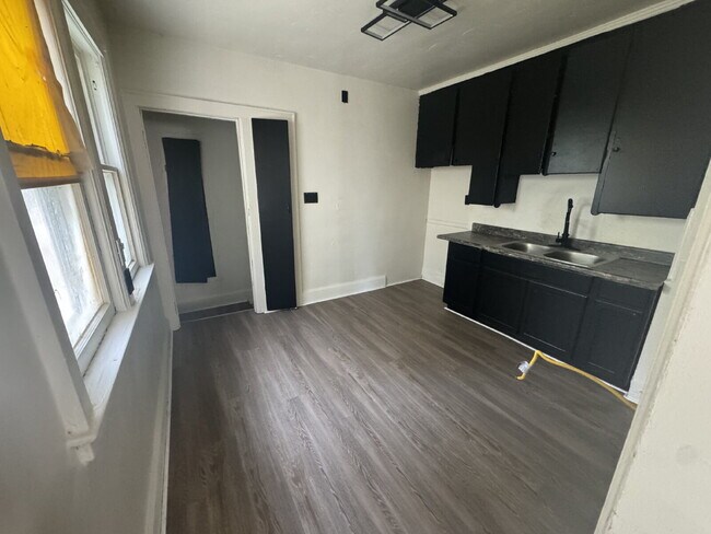 Building Photo - Completely Renovated & Move-In Ready!