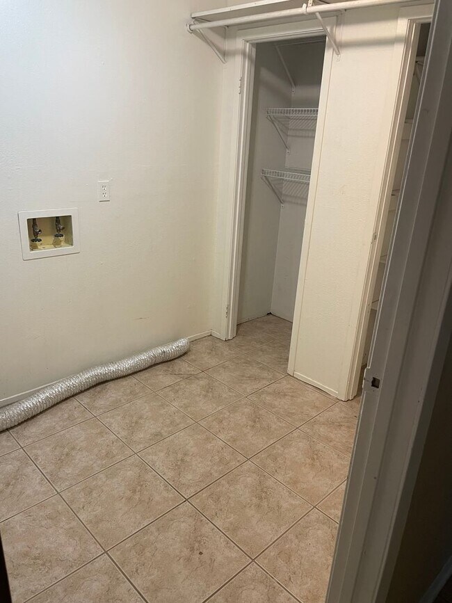 Building Photo - BACK ON THE MARKET!!!  Large Ranch Style Rambler home in Ridgewood