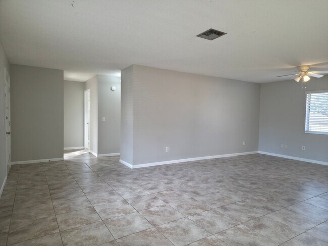 Building Photo - Freshly Updated 2/1 House with Garage in Deltona!