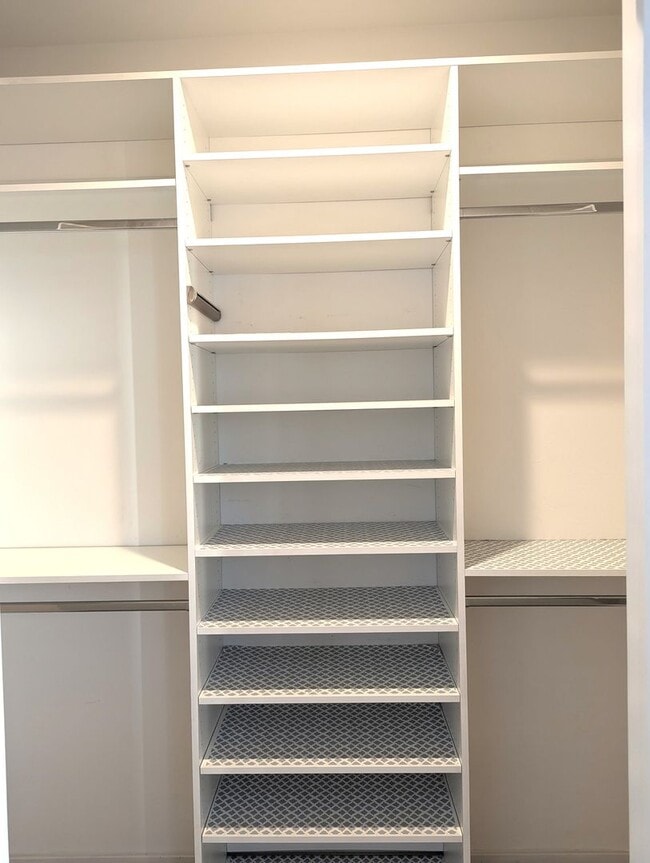 Building Photo - Gem in North Land Park...!!