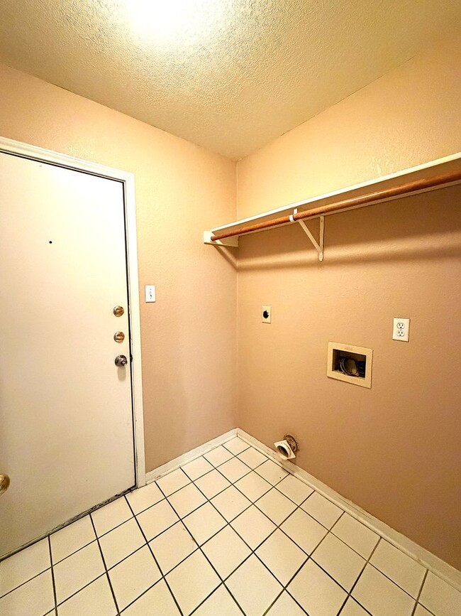 Building Photo - 405 Gina Dr
