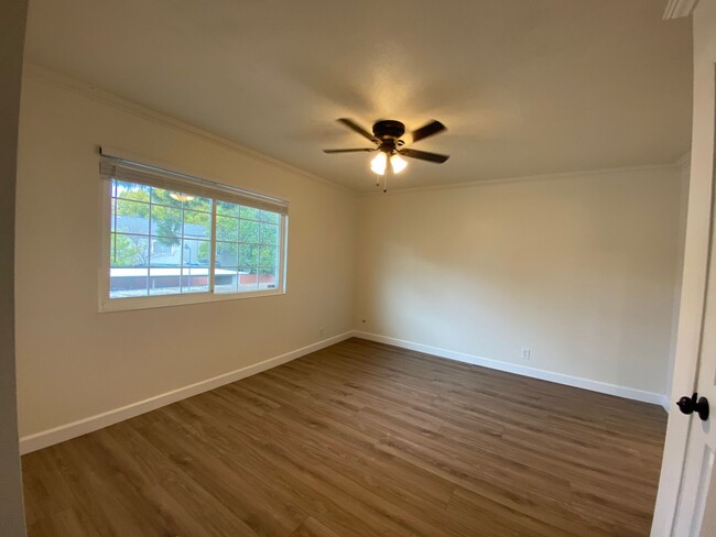 Building Photo - Tastefully Renovated Townhouse Available t...