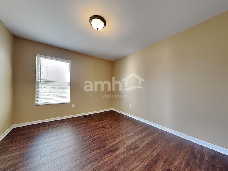 Building Photo - 823 Wingate Dr