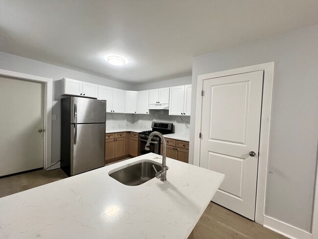 Building Photo - Remodeled 3b/1.5b House in South Philly! Section 8 ONLY!