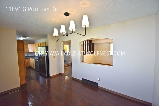 Building Photo - Beautiful 3 Bed Draper Top Floor Unit! No ...