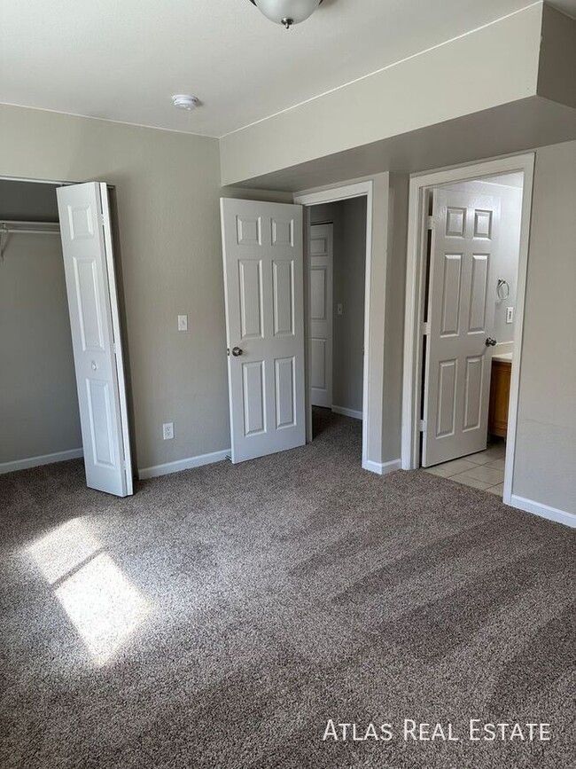 Building Photo - Charming Upper-Level Unit in North Denver ...