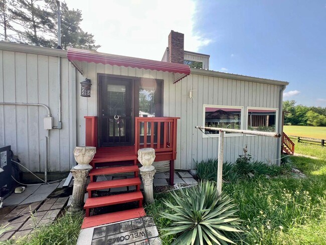 Building Photo - Cabin Style Home on Equestrian Farm *Priva...