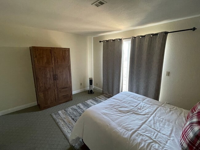 Building Photo - Beautiful townhome available now!