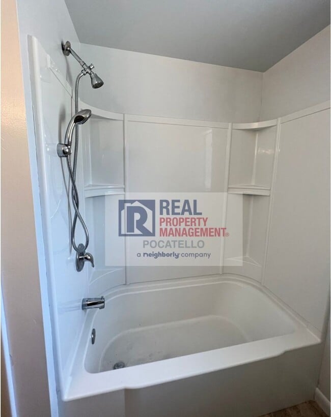 Building Photo - 4 Bedroom 2 Bath Home - Pet Friendly