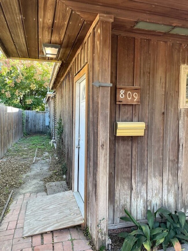 Building Photo - Charming Vintage Duplex