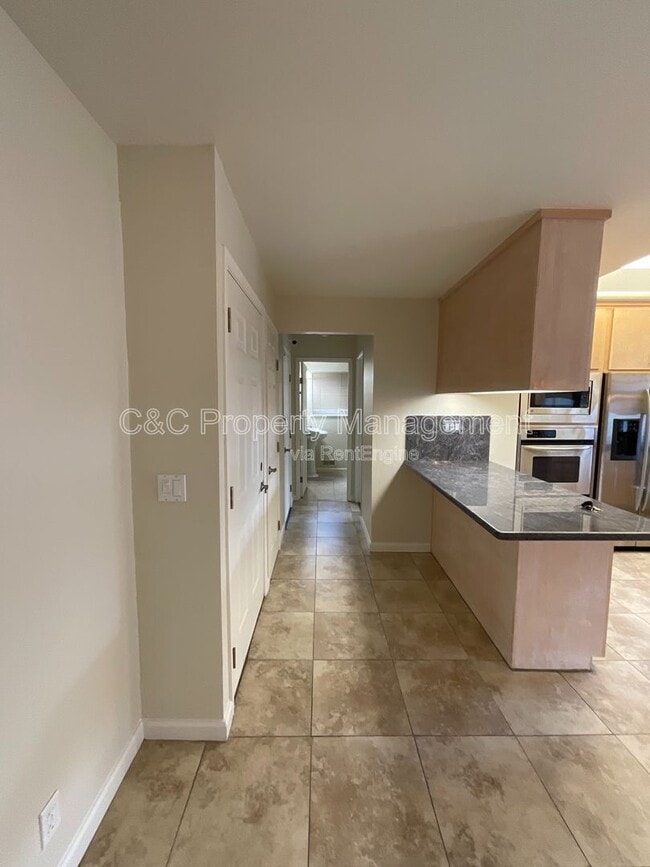 Building Photo - 1426 Ormsby Dr