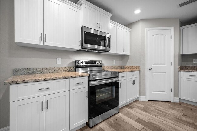 Building Photo - 315 Sweetwater Dr