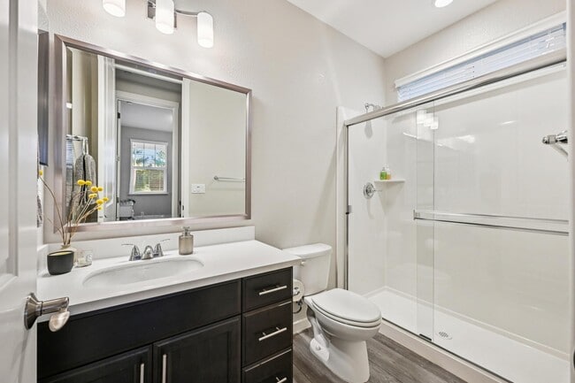 Building Photo - 816 Wellington Pl