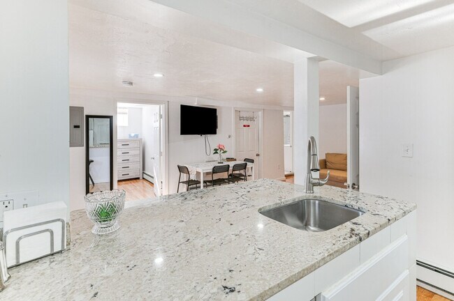 Building Photo - 815 Donata Rd