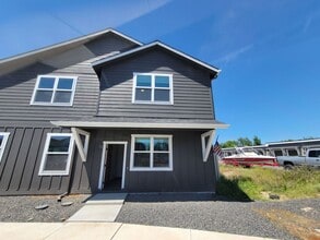 Building Photo - 3 Bedroom, 2 Bathroom Home in Priest River